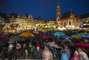 F Besucher Weihnachtsmarkteroeffnung Copyright Stadt Frankfurt Heike Lyding