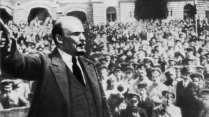 a Wladimir Iljitsch Lenin spricht 1917 in den Tagen der Oktoberrevolution in Petersburg vor Arbeiter und Soldatenraten