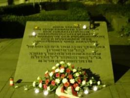 hz.Gedenkplatte am Abend Synagoge opt