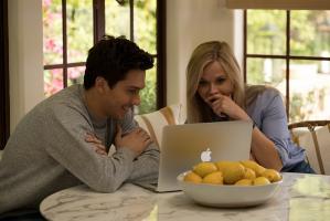 Teddy (Nat Wolff) hilft Alice (Reese Witherspoon) bei der Gestaltung ihrer Homepage 