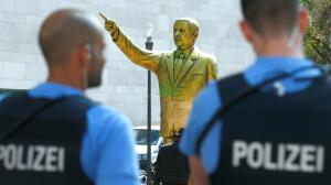 p polizisten vor der erdogan statue die vier meter grosse statue sorgte in wiesbaden fuer irritationen 