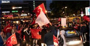 kpm Turken bejubeln in Berlin den Sieg Erdogans