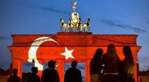 p Brandenburger Tor mit turkischen Staatssymbolen