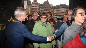Oberbuergermeister Feldmann begruesst Besucher beim Tag der offenen Tuer im Rathaus Foto Rainer Rueffer