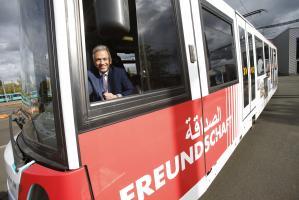 Kairobahn Oberbuergermeister Peter Feldmann steuert Freundschafsbahn zum Roemer Copyright Maik Reuss