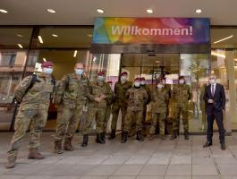 Soldaten mit OB Feldmann vor dem Gesundheitsamt Copyright Stadt Frankfurt Foto Bernd Kammerer