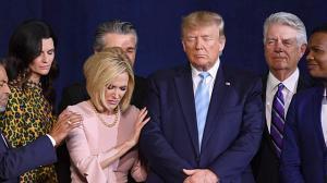 Paula White Cain schwort Gott auf Donald Trump ein