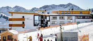 aussenansicht hotel mit skikindergarten alpenresort walsertal