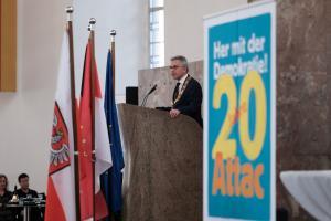 Peter Feldmann gratuliert Attac zum 20 jaehrigen Bestehen Foto Andreas Varnhorn