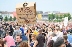 Demo in Stuttgart. Viren bringen keine Krankheit