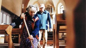 LeavingTransylvania Filmstill Mann Frau Kirche c Dieter Auner 1125x633