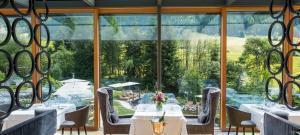 essbereich mit panoramafenster c james bedfort hotel quelle nature spa resort