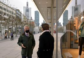 OB Feldmann im Gespraech mit einem Ladeninhaber auf derZeil Copyright Stadt Frankfurt Foto Bernd Kammerer
