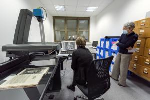 Kuratorin Dorothee Linnemann zeigt Ina Hartwig den Hochleistungsscanner des HMF 1 Copyright Stadt Frankfurt Foto Salome Roessler