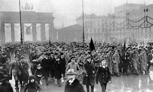 Marsch der revolutionaren Arbeiter und Soldaten im November 1918 am Brandenburger Tor