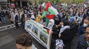 1Palastinenser und ihre Sympathisanten demonstrieren gegen die Bombardierung Gazas durch die israelische Luftwaffe.jpg