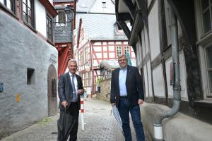 Der Limburger Buergermeister Marius Hahn rechts und Frankfurts OB Peter Feldmann beim Gang durch die Altstadt Copyright Stadt Limburg