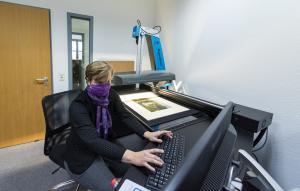 Kuratorin Dorothee Linnemann am neuen Hochleistungsscanner im Historischen Museum Copyright Historisches Museum Frankfurt Foto Petra Welzel