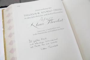 Der Eintrag von Klaus Theweleit in das Goldene Buch Copyright Stadt Frankfurt Foto Maik Reuss