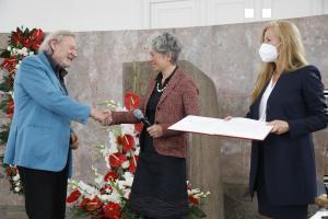 Kulturdezernentin Ina Hartwig gratuliert Klaus Theweleit Copyright Stadt Frankfurt Foto Maik Reuss