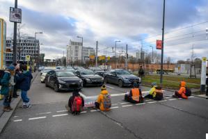 Aktivisten der Letzten Generation blockieren innerstadtische Straße