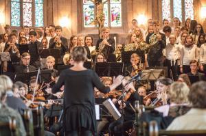 Klassik im Kloster 100 Kinder singen und musizieren zum Thema Filmmusik