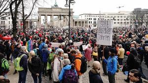 Demo von Impfgegnern vor dem Brandenburger Tor in Berlin 1