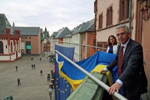 Eskandari Gruenberg Feldmann hissen Ukraine Flagge Foto Hassenpflug