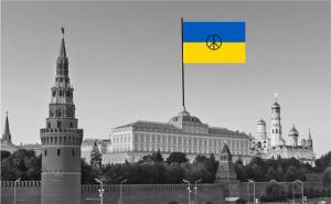 Kreml mit Fahne der Ukraine 72 dpi