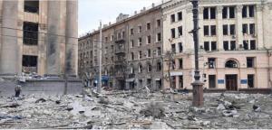 Rakete zerstort einen Platz in Charkiw