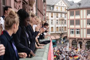 10Die Nationalspielerinnen bei der Feier auf dem Roemerbalkon Copyright Stadt Frankfurt am Main Foto Ben Kilb