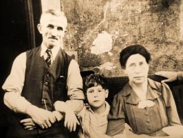 Walter Hubert mit Großeltern