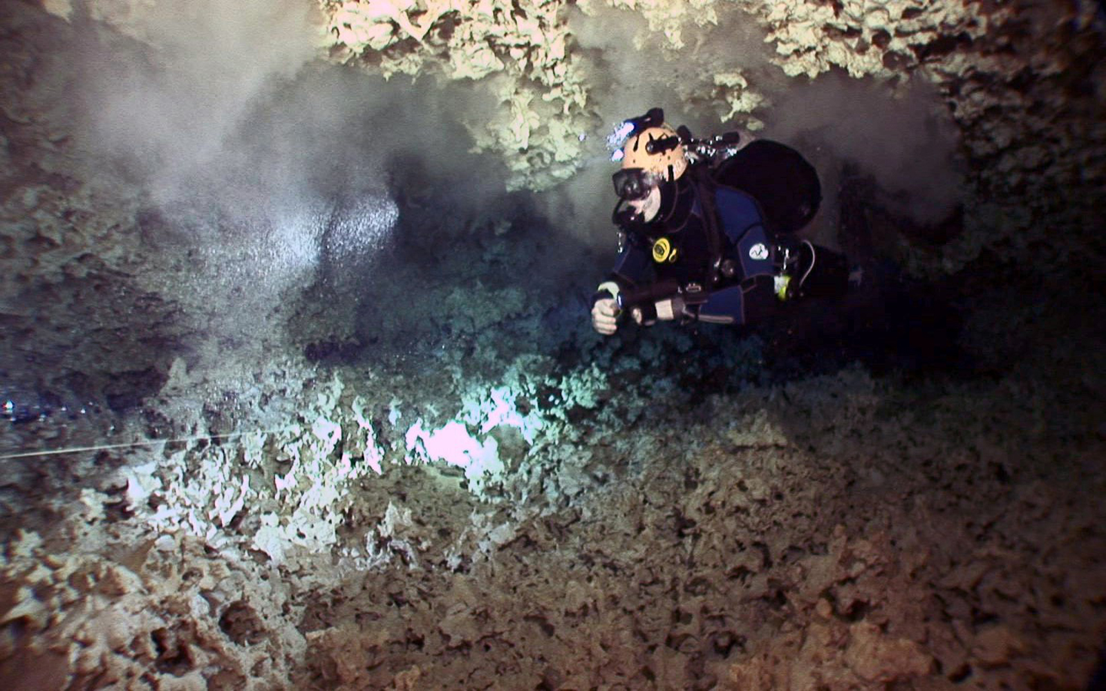 Cenote diving 3 1000 c BjoernVonReumont