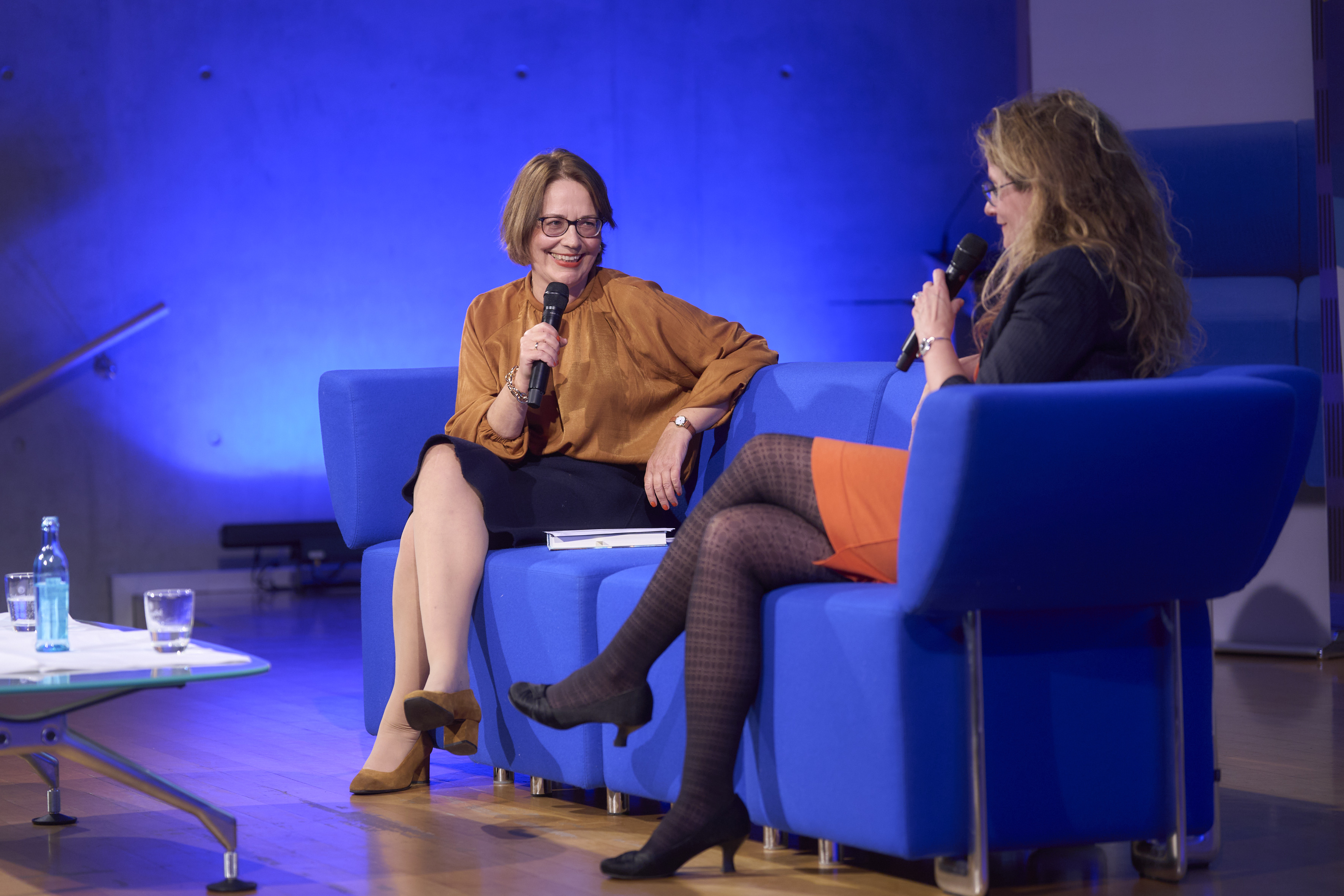 Festivalleiterin Sonja Vandenrath im Gespräch mit Anna Katharina Hahn zur Eröffnung am Dienstag auf dem Blauen Sofa in der DNB Alexander Paul Englert