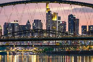 In der Dämmerung zeigt die Skyline ein besonderes Lichterspiel. c Andreas Lauer 1