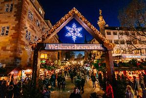 Stuttgarter Weihnachtsmarkt Eingangstor Schillerplatz 01 Foto Thomas Niedermueller