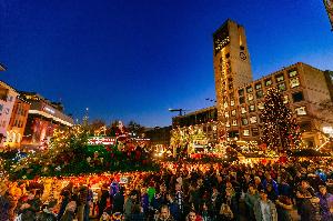 Stuttgarter Weihnachtsmarkt Marktplatz Rathaus Foto Thomas Niedermueller