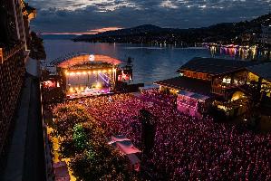 Im Freien auf der Seebühne präsentierten sich dieses Jahr die Musikstars in Montreux.