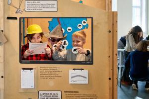 Kinder gestalten einen Wetterbericht im Jungen Museum JENSGERBER