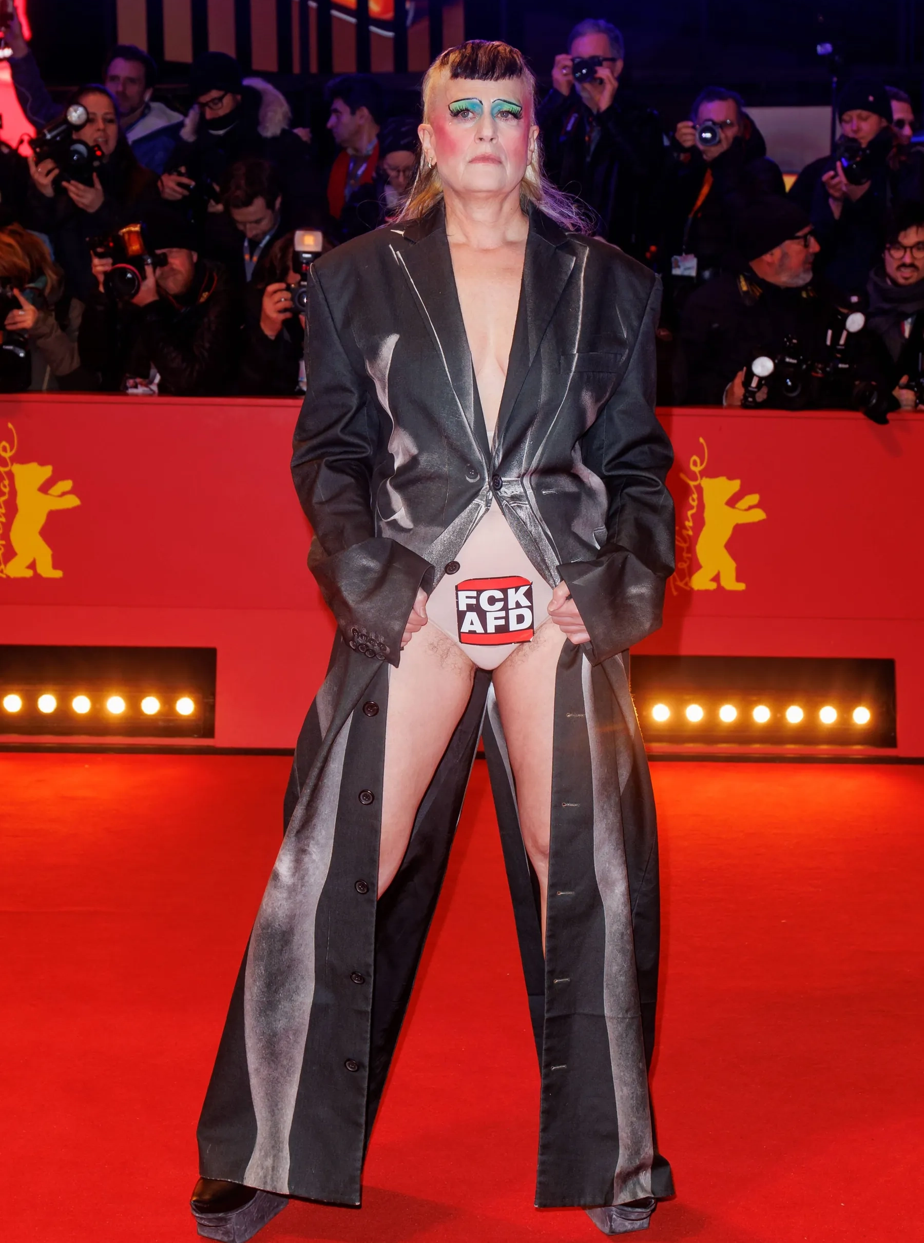 peaches auf dem red carpet der 74 internationalen filmfestspiele in berlin.jpg