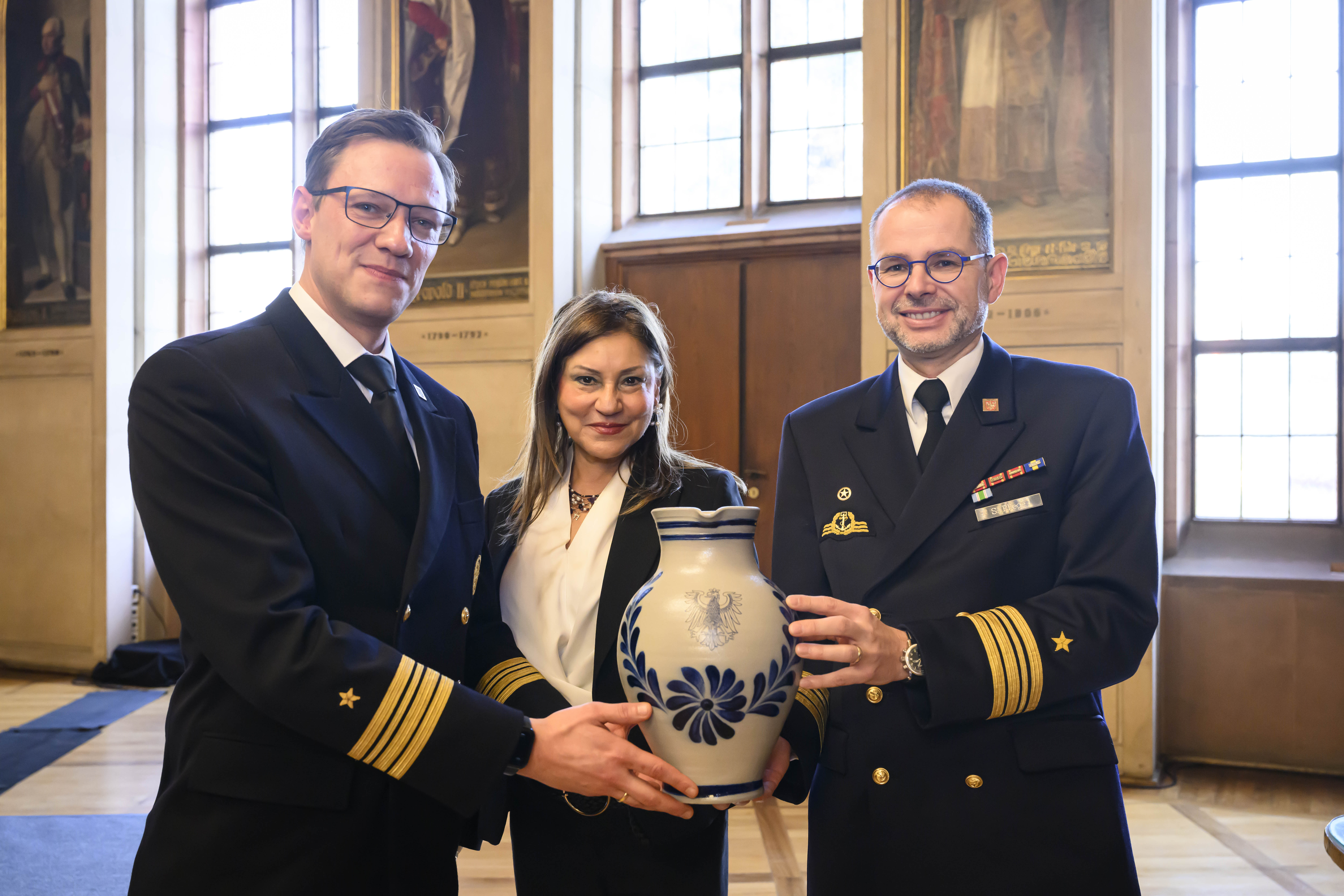 Patenschiff Abordnung Sascha Scholle Nargess Eskandari Gruenberg Sebsatian Fliege Copyright Stadt Frankfurt am Main Salome Roessler