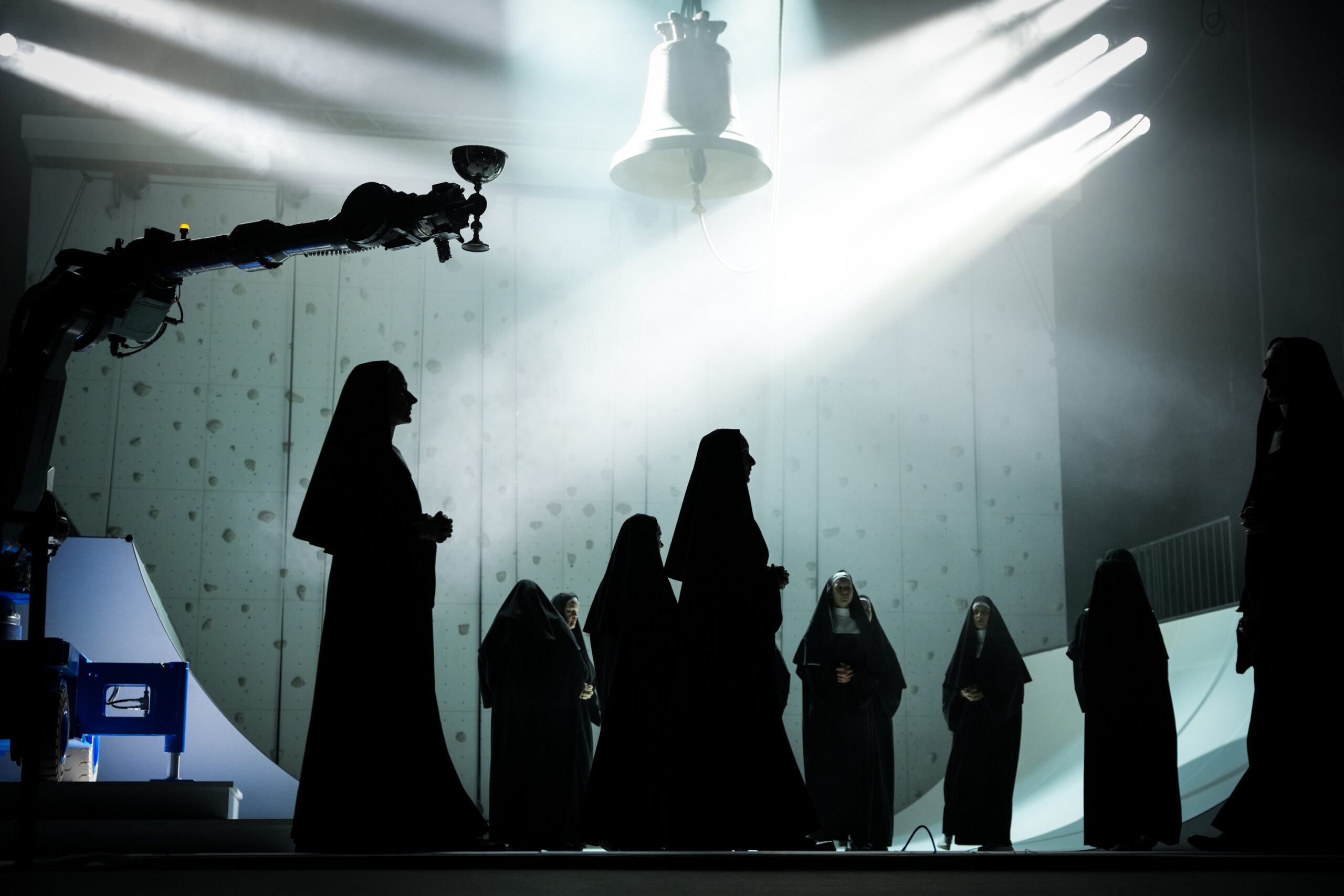 009 sancta by florentina holzinger nicole marianna wytyczak in the photo saengerinnen des mecklenburgischen staatstheaters