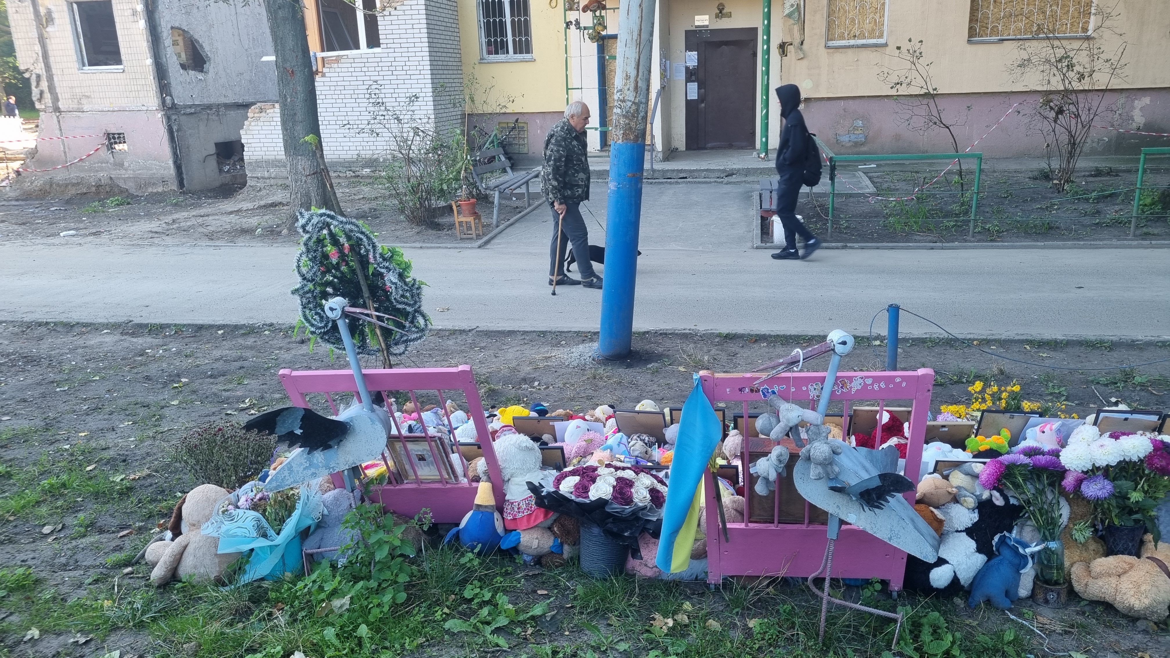 3Straße mit Kindersachen