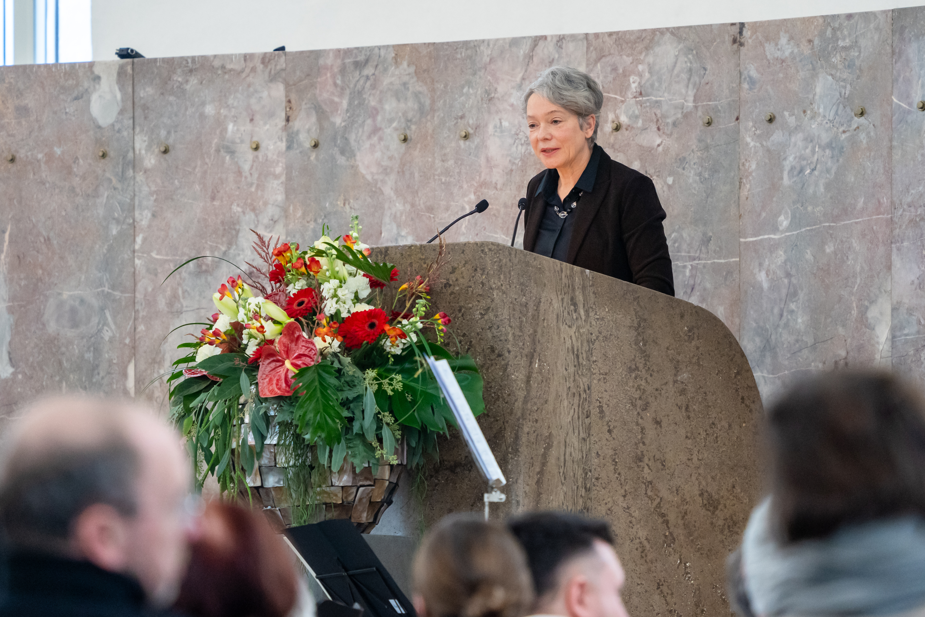 Ina Hartwig begrueßt die Gaeste der Gedenkstunde fuer Sinti und Roma Paulskirche Copyright Stadt Frankfurt am Main Holger Menzel