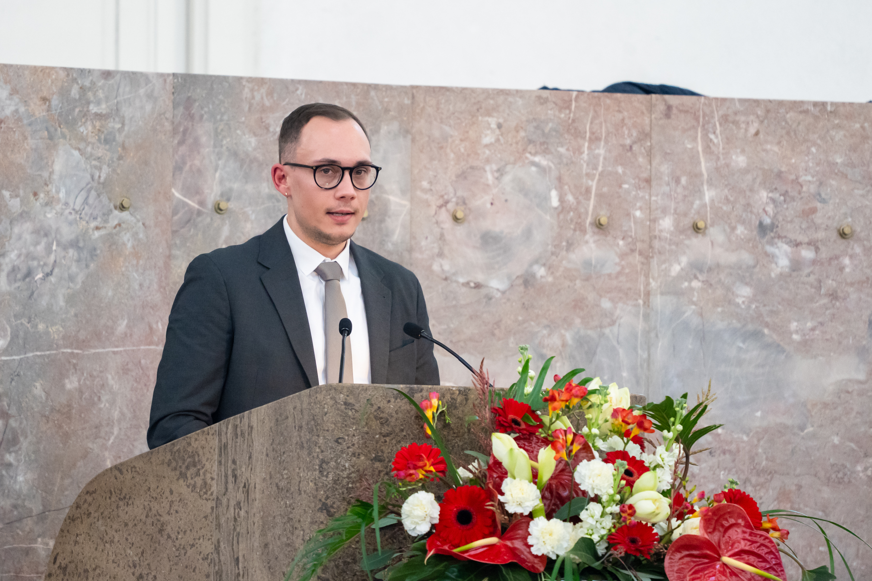 Silas B R Kropf haelt eine Rede Gedenkstunde fuer Sinti und Roma Paulskirche Copyright Stadt Frankfurt am Main Holger Menzel