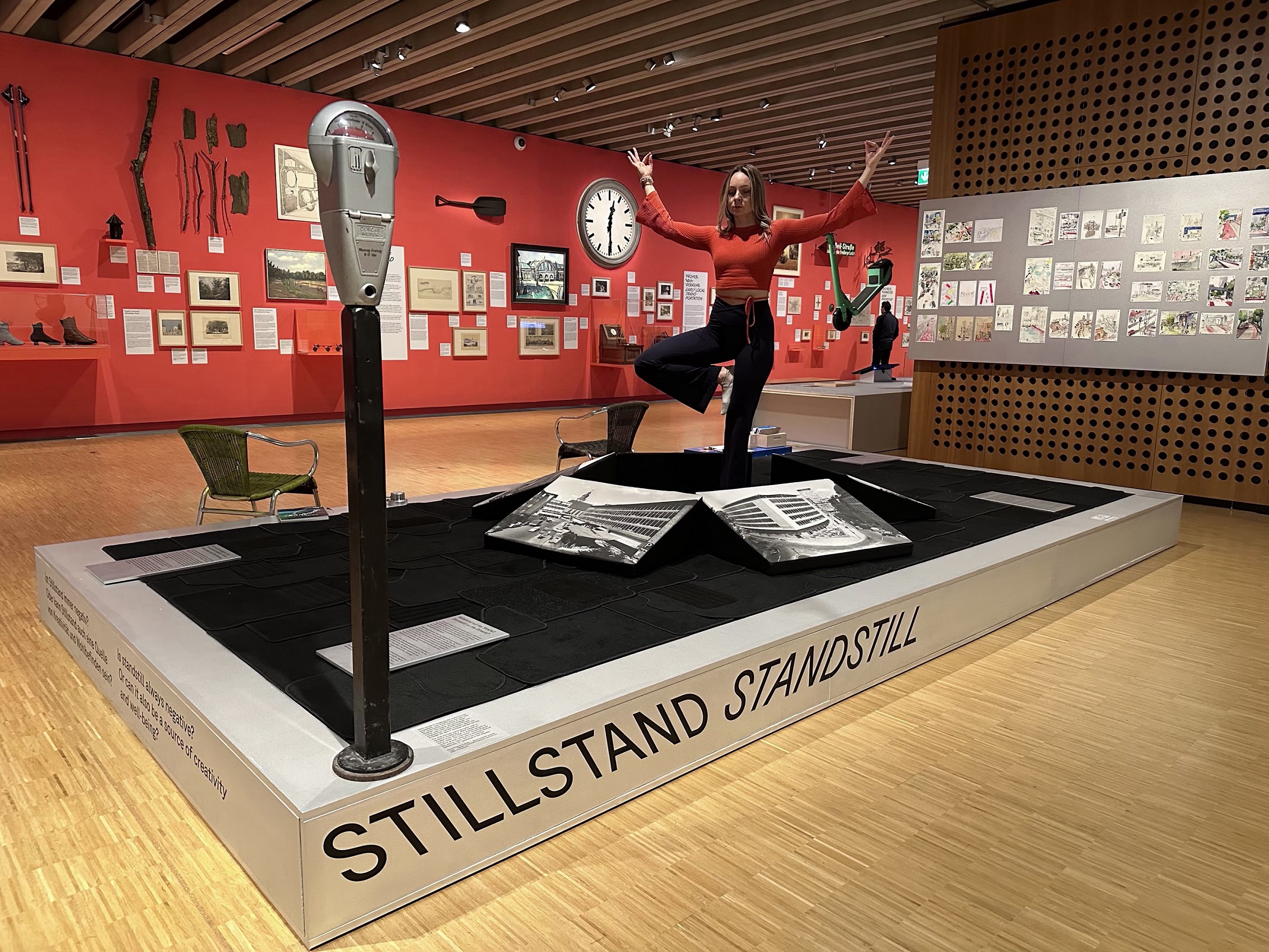 Yogalehrerin Olivia Hildebrandt in der Ausstellung Bewegung Frankfurt und die Mobilität Copyright HMF Foto Larissa Blaslov