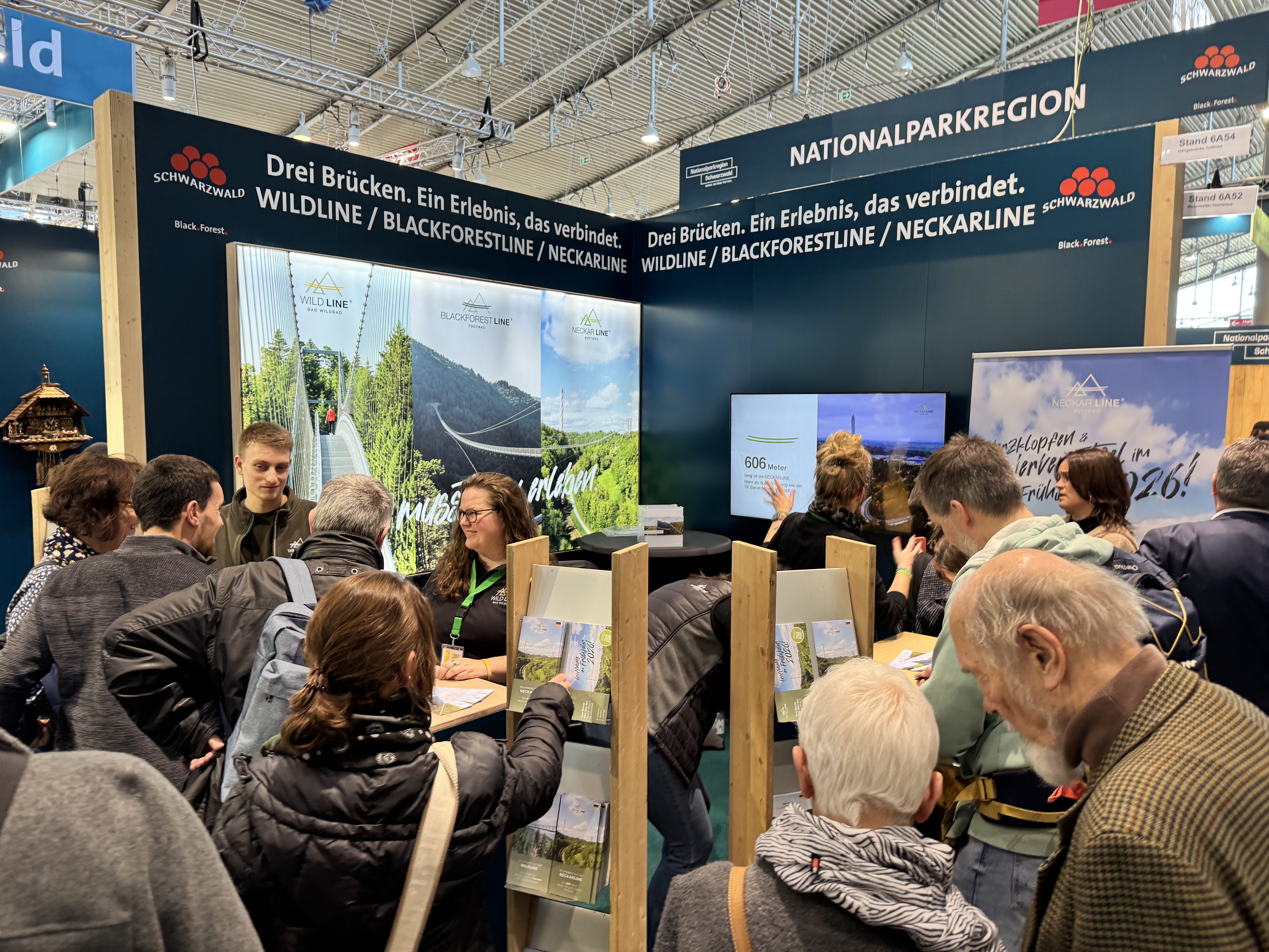 IMG 6488 Foto Zoller dicht umringter Messestand auf der CMT